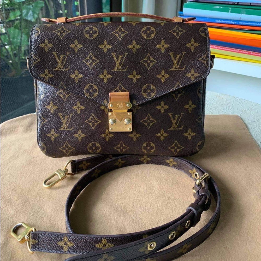 🔥Hard to find!!🔥 Authentic Louis Vuitton Pochette Metis Monogram Crossbody Bag